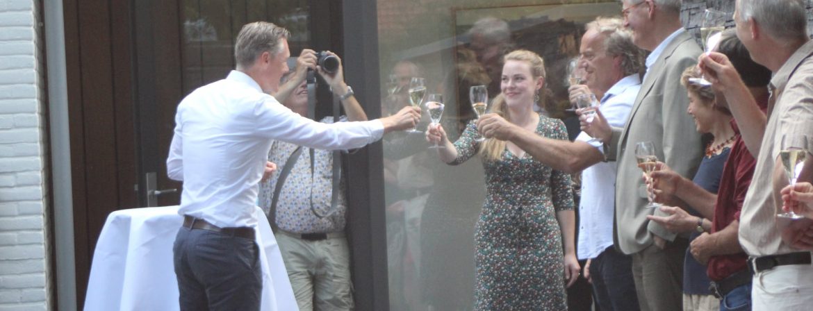 Wethouder van cultuur Hans Broekhuizen opent "Rembandt, op gepaste afstand' Egbert Pijffers, initiatiefnemer van de Prix de Norvège den galeriehouders/kunstenaars Randolph Algera en Gabriëlle Westra