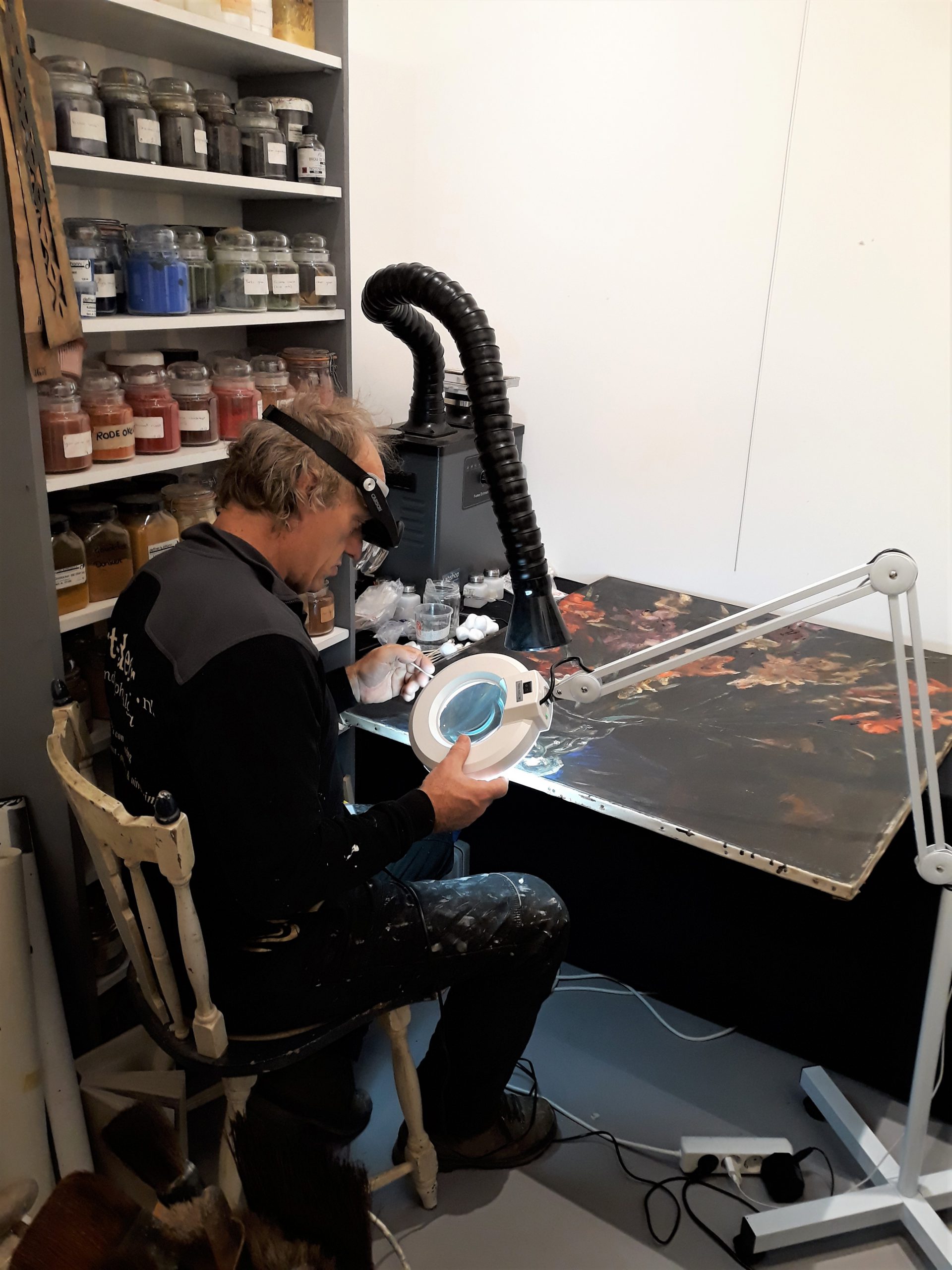 R.Algera restoring a painting of Jan Sluijters