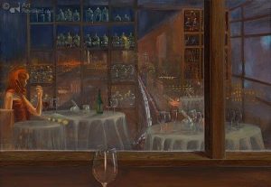 Een roodharige vrouw drinkt aan een tafel in een restaurant een glas wijn. Ze kijkt uit naar buiten. Veel reflecties van flessen, ramen en glazen.