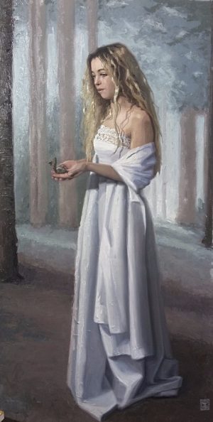 En route, een olieverfschilderij door Gabriëlle Westra, voorstellende een jonge vrouw in een witte jurk met een kompas in haar had. Ze wandelt in een bos.