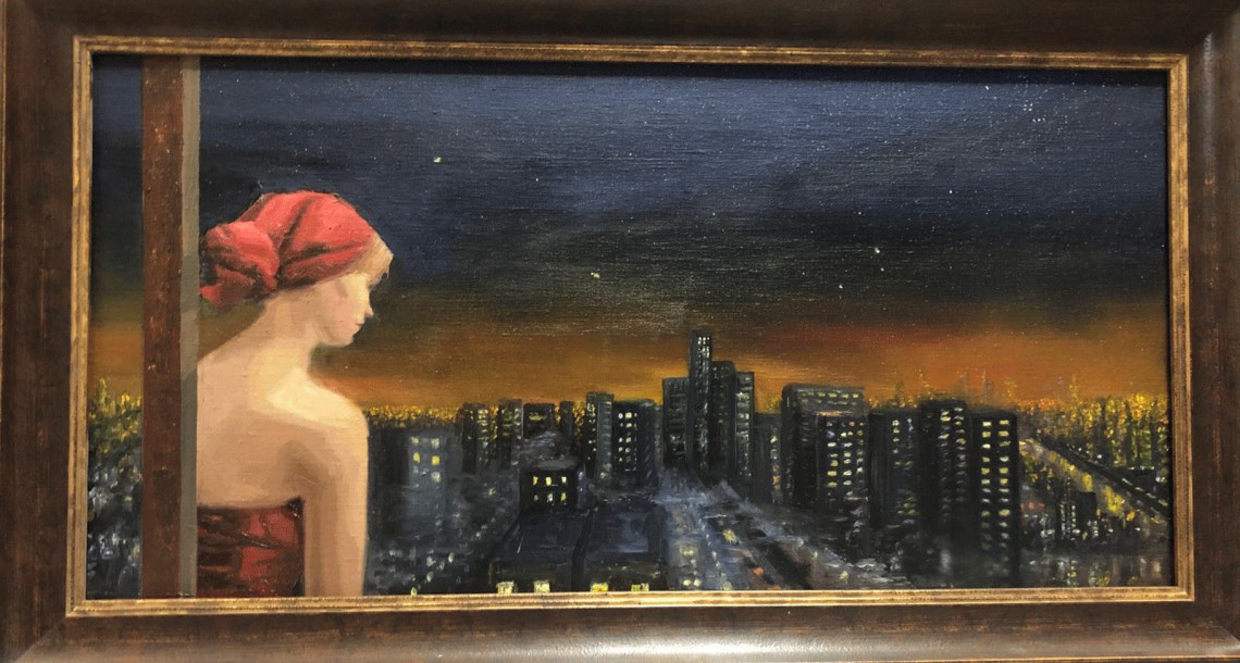 Een jonge vrouw met een rode doek om het haar geknoopt kijkt naar de lichten van de stad bij nacht.pt