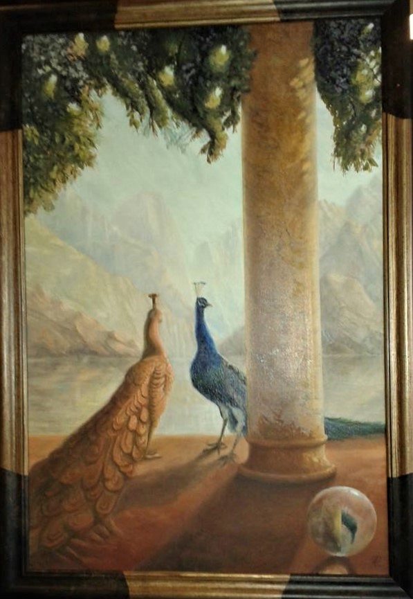 Een pauwenpaartje ontmoet elkaar bij een pilaar. Op de achtergrond een meer en bergen. Op de voorgrond een bol met reflectie van de pilaar en pauw.