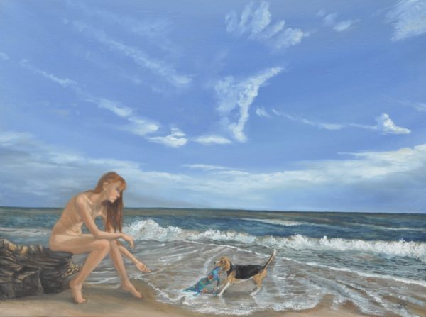 Een naakte vrouw zit aan het strand. Haar hond heeft haar bikini gepakt.