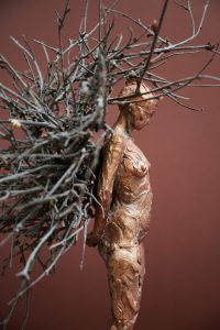 Betula III, a bronze sculpture by Heleen Kater. A female with a lot of branches on her back.