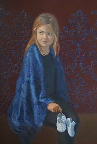 Een meisje met een blauwe omslagdoek en lang haar houdt haar babyschoentjes vast. Ze gelooft in haar toekomst en herinnert zich haar afkomst. Donker rode achtergrond met medaillons.